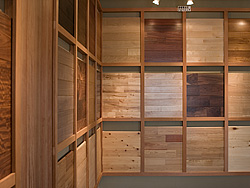 写真：無垢フローリング ショールーム内部