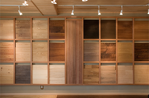 写真：無垢フローリング ショールーム内部