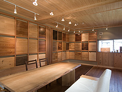 写真：無垢フローリング ショールーム内部