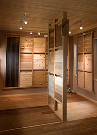 写真：無垢フローリング ショールーム内部