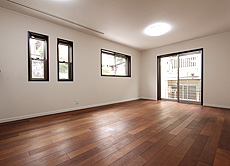 写真：ブラウン バーチ（カバ） 無垢フローリング