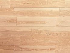 写真：バーチ（カバ）　フローリング　無塗装・節あり・ツナギ面V溝入りUNI