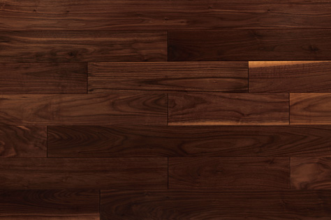 写真：ブラックウォールナット 無垢フローリング 12ミリ厚、蜜蝋ワックス塗装後