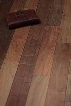 写真：イペ　無垢フローリング