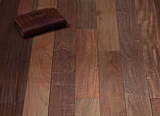 写真：イペ　無垢フローリング