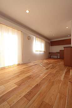 国産　欅（ケヤキ） 無垢フローリング　施工写真