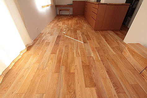 国産　欅（ケヤキ） 無垢フローリング　施工写真