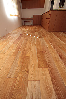 国産　欅（ケヤキ） 無垢フローリング　施工写真