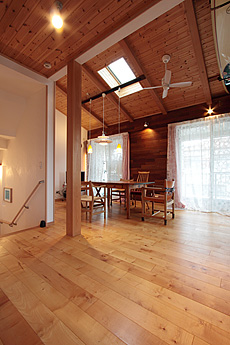 ヨーロピアン・メープル（シカモア）無垢フローリング　施工写真