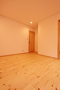 パイン　無垢フローリング　施工写真