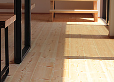 パイン　床暖房対応　無垢フローリング　施工写真