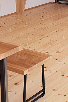 パイン　床暖房対応　無垢フローリング　施工写真