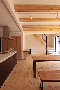 パイン　床暖房対応　無垢フローリング　施工写真