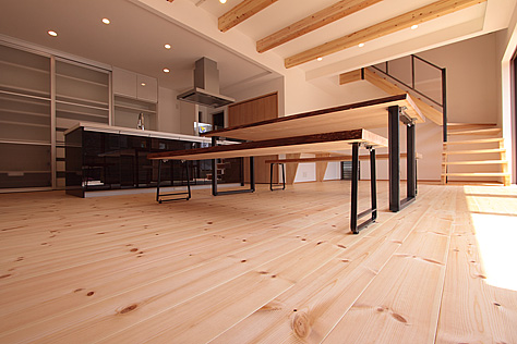 パイン　床暖房対応　無垢フローリング　施工写真