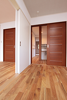 鬼くるみ（ウォールナット） 無垢フローリング　施工写真