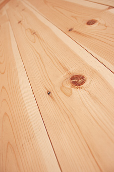 写真：南部赤松　無垢フローリング（節あり）