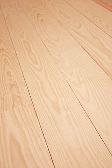 写真：南部赤松　無垢フローリング（節なし）