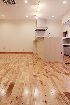 バーチ（カバ） 床暖房対応 無垢フローリング（節あり） 施工写真