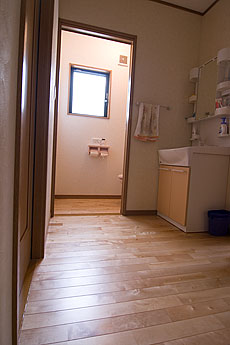 樺（カバ/バーチ）床暖房対応 無垢フローリング　施工写真