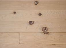 写真：青森ヒバ　無垢フローリング（節有）