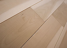 写真：朴の木（ホオノキ）　無垢フローリング