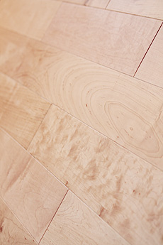 写真：国産　板屋楓（イタヤ カエデ）　無垢フローリング