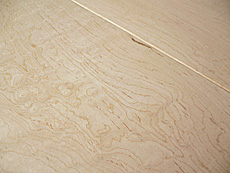 写真：カエデ（メイプル）　バーズアイ（鳥眼杢）