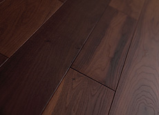 写真：ブラウン オーク　無垢フローリング