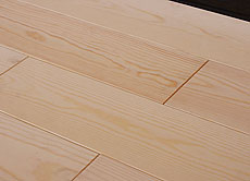 写真：パイン　無垢フローリング（節なしグレード）