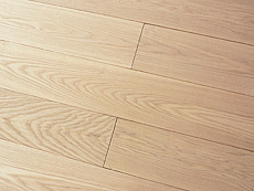 写真：タモ（アッシュ） 無垢フローリング（幅広タイプ）