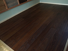 写真：無垢フローリング ショールームのブラックウォールナット　無垢フローリング