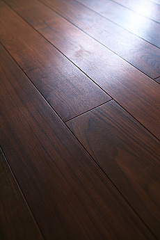 写真：無垢フローリング ショールームのブラックウォールナット　無垢フローリング