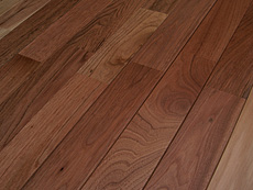 写真：鬼くるみ（ウォールナット）　床暖房対応無垢フローリング