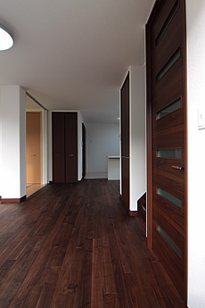 ブラックウォールナット　無垢フローリング　施工写真