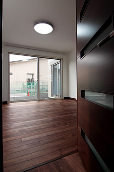 ブラックウォールナット　無垢フローリング　施工写真