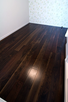 ブラックウォールナット　床暖房対応　無垢フローリング　施工写真