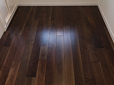 写真：ブラックウォールナット　無垢フローリング　エコウレタン塗装・一枚物・小節