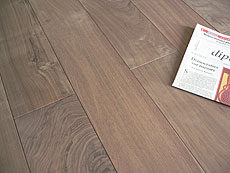 写真：ブラックウォールナット　無垢フローリング（150mm幅の節あり・無塗装品）