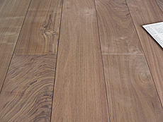 写真：ブラックウォールナット　無垢フローリング（150mm幅の節あり・無塗装品）