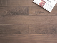 写真：ブラックウォールナット　無垢フローリング　無塗装・一枚物・節あり